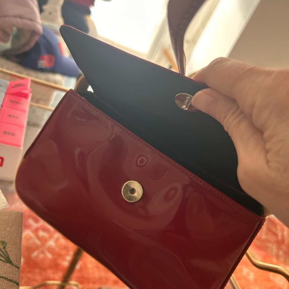 Amanda Smith Glossy Burgundy/Red Purse & Short Handle $ Inside Pocket, Beige
